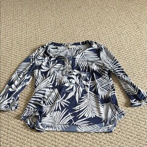 Dana Buchman Blue and White Leaf Pattern Top
